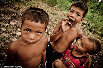 kaskus-forum.blogspot.com - Tarantula Jadi Santapan Anak-anak di Kamboja